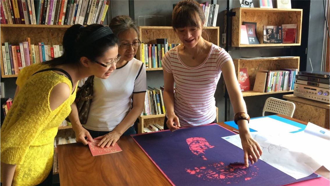 紙雕藝術家林文貞，和被創作者蓮花阿嬤的女兒秋琴與孫媳婦兒。