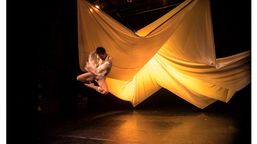 王世信為55歲舞蹈家王義芳獨舞作品《555》所設計的舞台，僅以一塊白布便完成整個視覺設計。