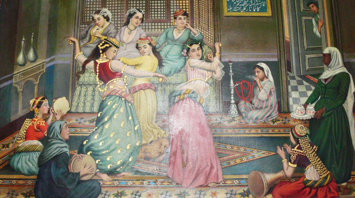 畫作中的肚皮舞常呈現阿拉伯人驕奢淫逸的景象，成群妻妾與女僕在後宮起舞、彈彈唱唱，其實這多半是西方刻板的幻想而成的。（馬儁人拍攝於開羅 Marriott Mena House）