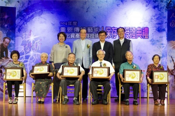 台湾の切り絵師ら6人、人間国宝に認定される