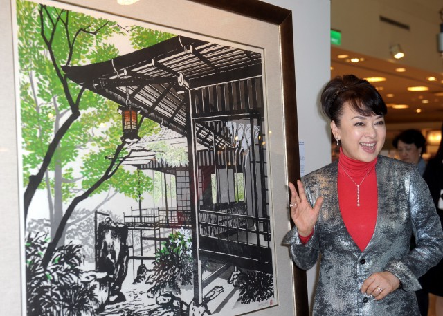 台湾・台北でジュディ・オングさんの版画展　約40年の腕前披露