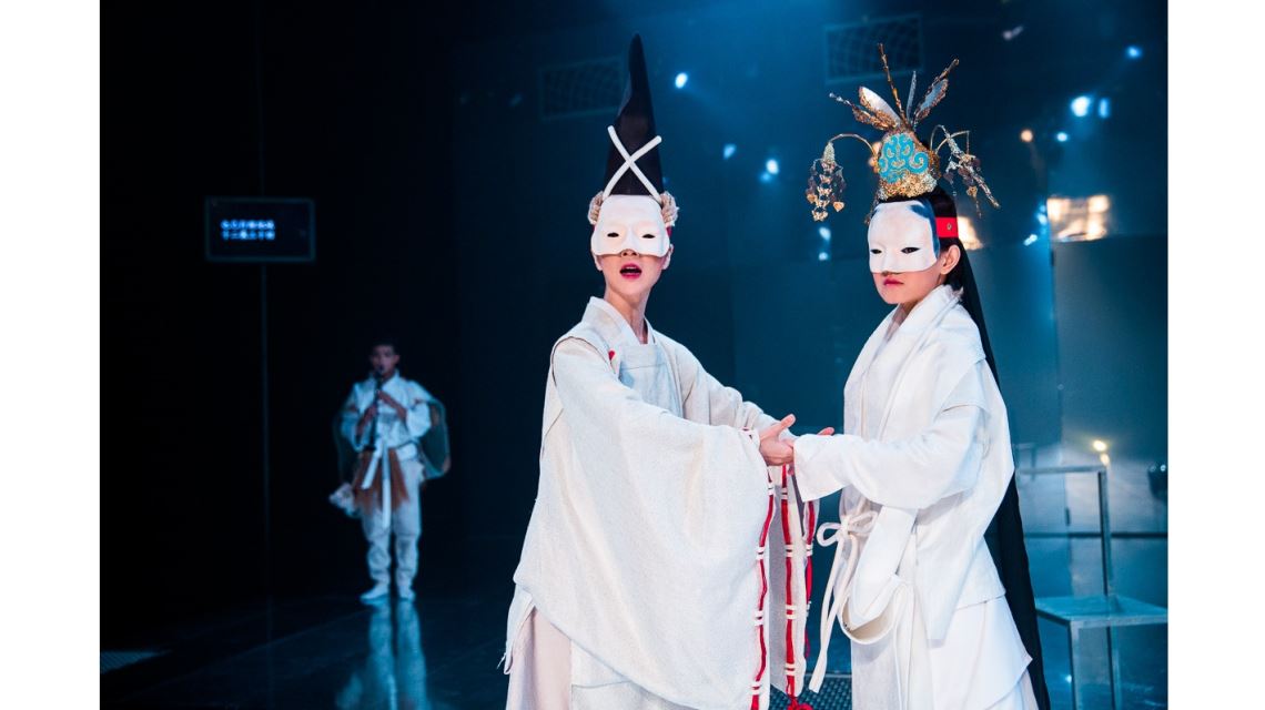 本身對服裝設計的天分，使李育昇迅速上手，還曾透過擔任台南人劇團《哈姆雷》中的服裝設計，入圍世界劇場設計大展。