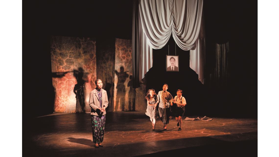 強烈的常民生活感，是邱坤良教授戲劇作品中的表現特質，圖為2011年的《霧裡的女人》。