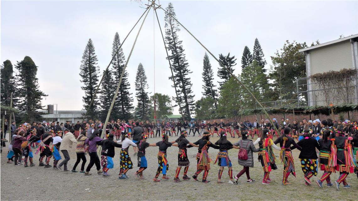 部分卑南族部落在年祭有著盪鞦韆的習俗，族人們會在祭典舉行的廣場上用巨竹搭起鞦韆，盪的愈高代表祖靈的祝福愈多。