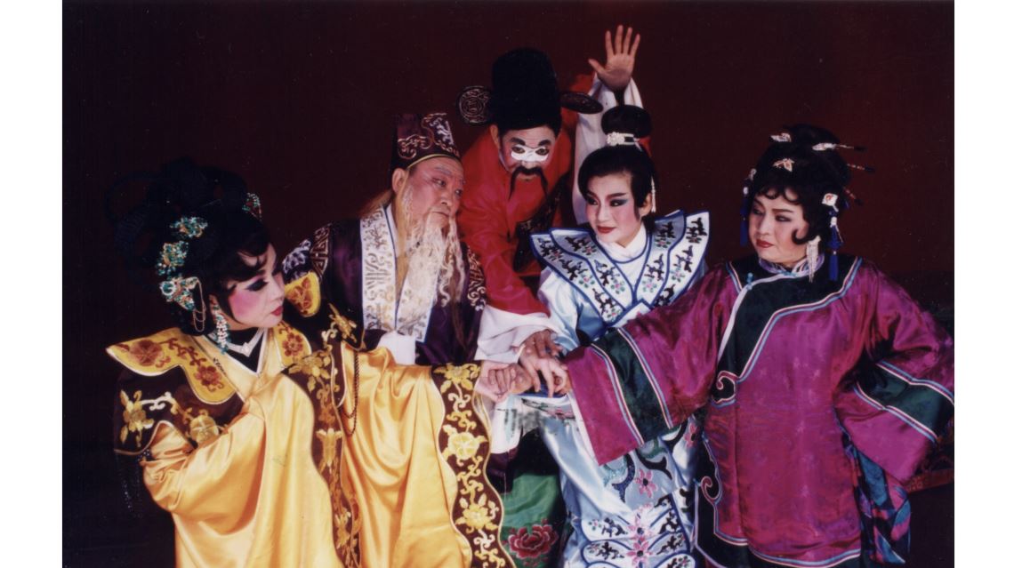 個性外向、不畏懼舞台壓力的黃鳳珍（右一），成功演活《李阿三嫁母》中被兒子設計出嫁的母親。