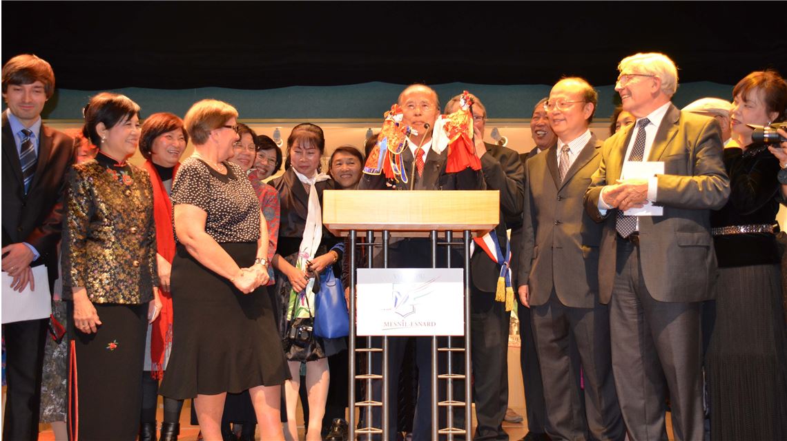 2012年諾曼地臺法文化協會舉辦臺灣畫家作品展，呂大使三十秒用布袋戲說明臺灣多元文化。