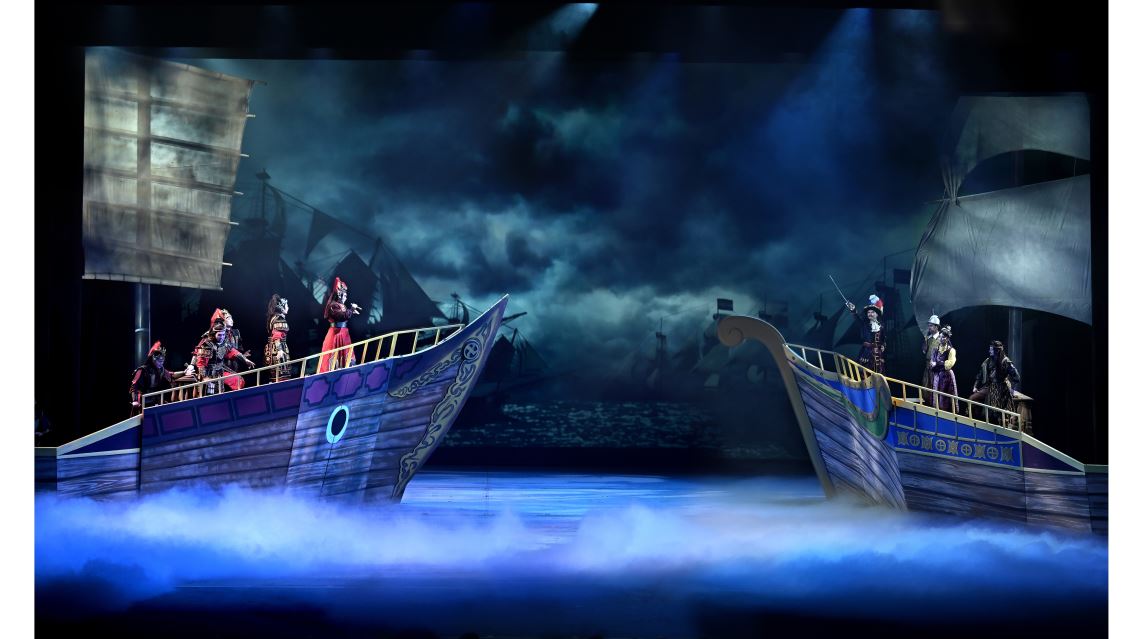 結合投影、燈光和音效等新媒體科技，明華園總團在《海賊之王——鄭芝龍傳奇》中帶領觀眾重返四百年前大航海時代，天下英雄齊聚的臺灣。