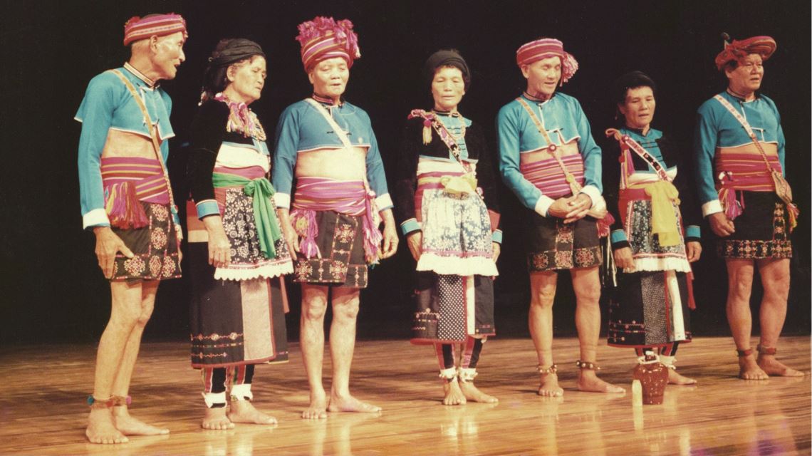 1988年許常惠率領由阿美族耆老郭英男(左三)領軍赴歐洲巡迴，當時演唱了阿美族《歡迎歌》，震撼全場。