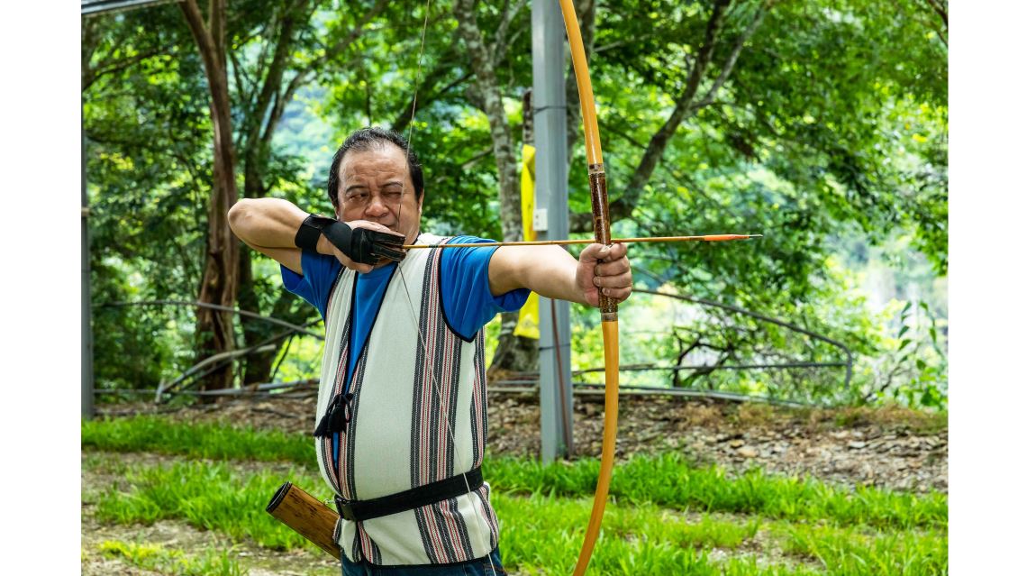 賽德克族弓藝師Pawan Neyung從小雖然便跟著父親狩獵，但卻對製作弓箭不感興趣，直到在整理雙親遺物時看見父親的弓，內心感觸良多，才踏上製作弓箭之路。