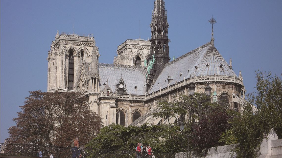 巴黎聖母院南側立面，可見火災前的尖塔及屋頂（筆者攝於2007年7月9日）