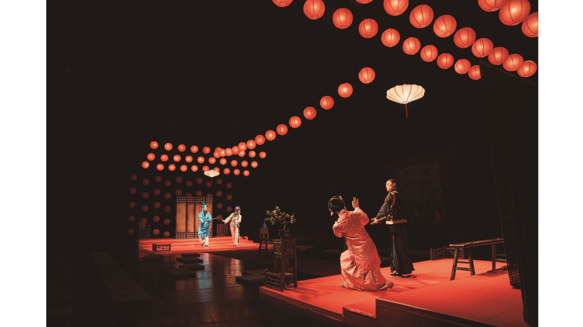 現今的傳統戲曲有越來越多現代化的舞台設計與跨界的表現方式，圖為江之翠劇場的表演作品《行過洛津》。（秦大悲攝）