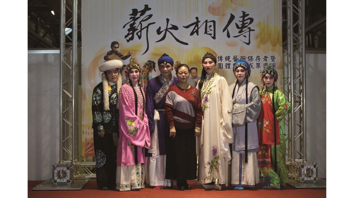 「薪火相傳」匯演結束，林吳素霞（左四）與藝生、演員們開心合影。