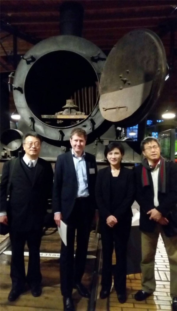 Minister visits Germany's railway and tech museums