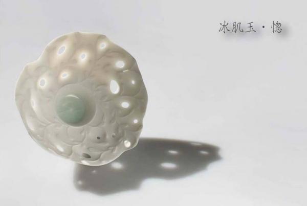 台湾の女性陶芸家、鍾雯婷さんの個展「薄光」が東京で開催