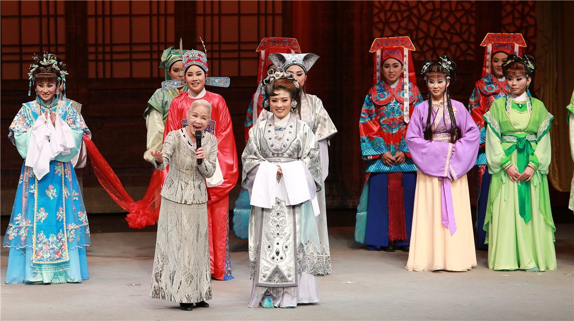 薪傳歌仔戲劇團《碧玉簪》謝幕 ，人間國寶廖瓊枝女士(前左)向觀眾介紹愛徒廖玉琪。