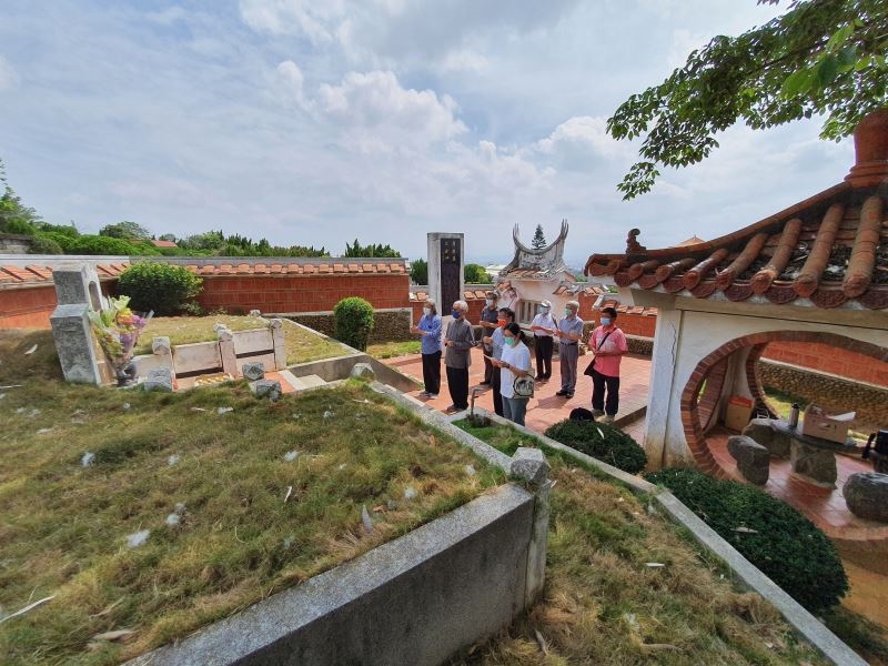 Début de rénovation du cimetière du peintre Shiy De-jinn