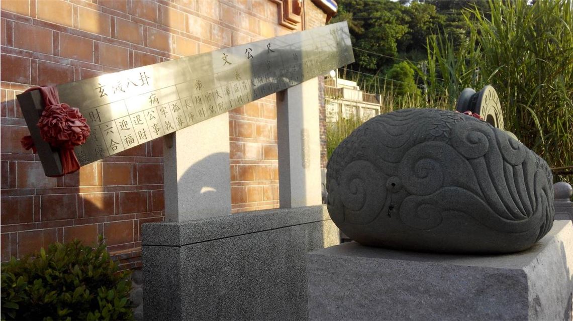 銅塑魯班尺，攝於臺中豐原巧聖先師廟。