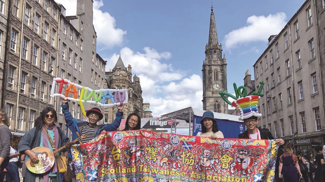 在愛丁堡藝穗節，嚴詠能(左一)邊說臺灣的故事，邊唱歌，吸引了許多想聽故事的觀光客。