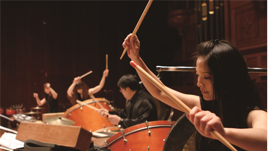 朱團成員從京劇鑼鼓到西方擊樂均所擅長，自由出入當代與傳統。