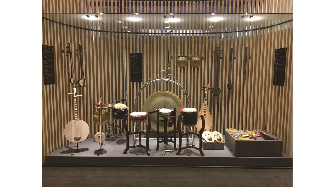 「島嶼樂記憶」展場當中展示的福佬與客家樂器。 (魏心怡攝影)