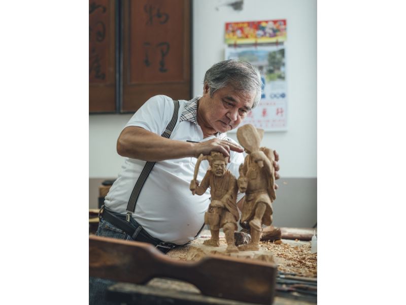 Woodcarver Li Bing-gui honored with National Crafts Achievement Award