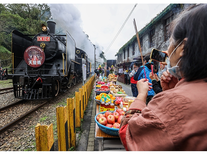 Mazu statues take train along Pingxi line to bless towns and residents