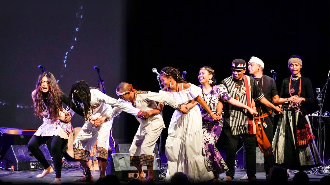 「小島大歌」計畫用音樂打破民族界限，以原住民音樂喚起對氣候變遷的關注。圖為「小島大歌」《Our Island》於美國紐約百老匯百年劇院演出畫面。