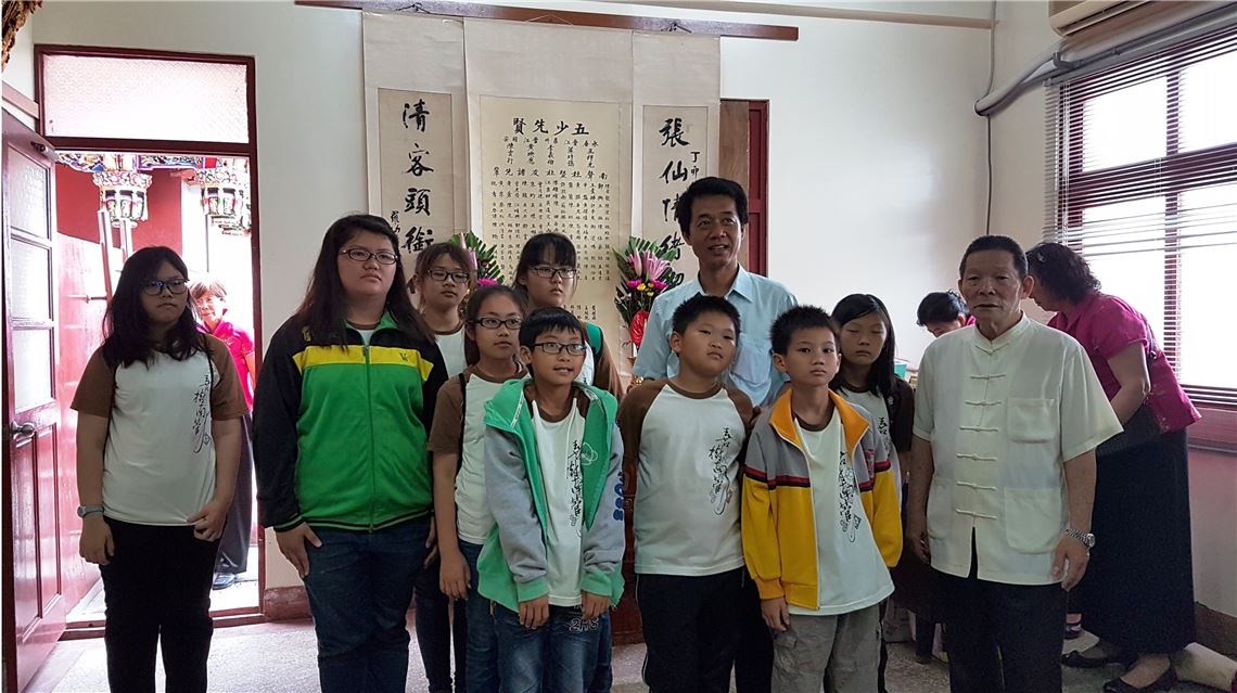 王龍雄校長帶領南管社團學生參加南聲社春祭與張伯仲老師(前右一)合影。