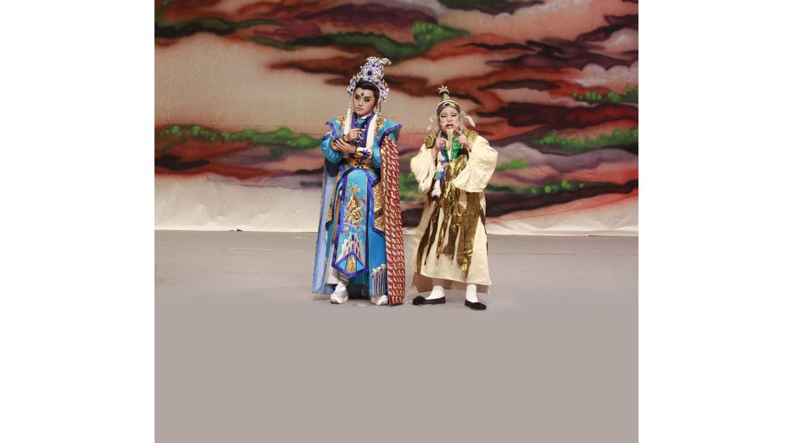 資深藝師洪明雪（右）飾演《華山救母》的月老角色。