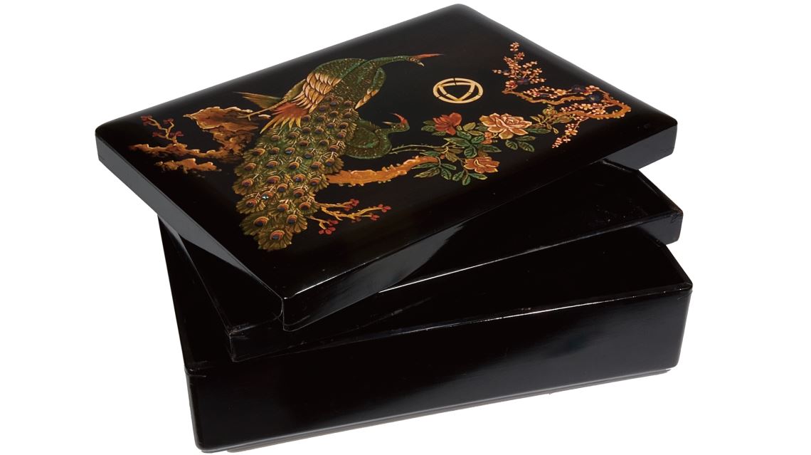 以填漆、螺鈿技法髹飾孔雀花卉紋樣的文書箱。