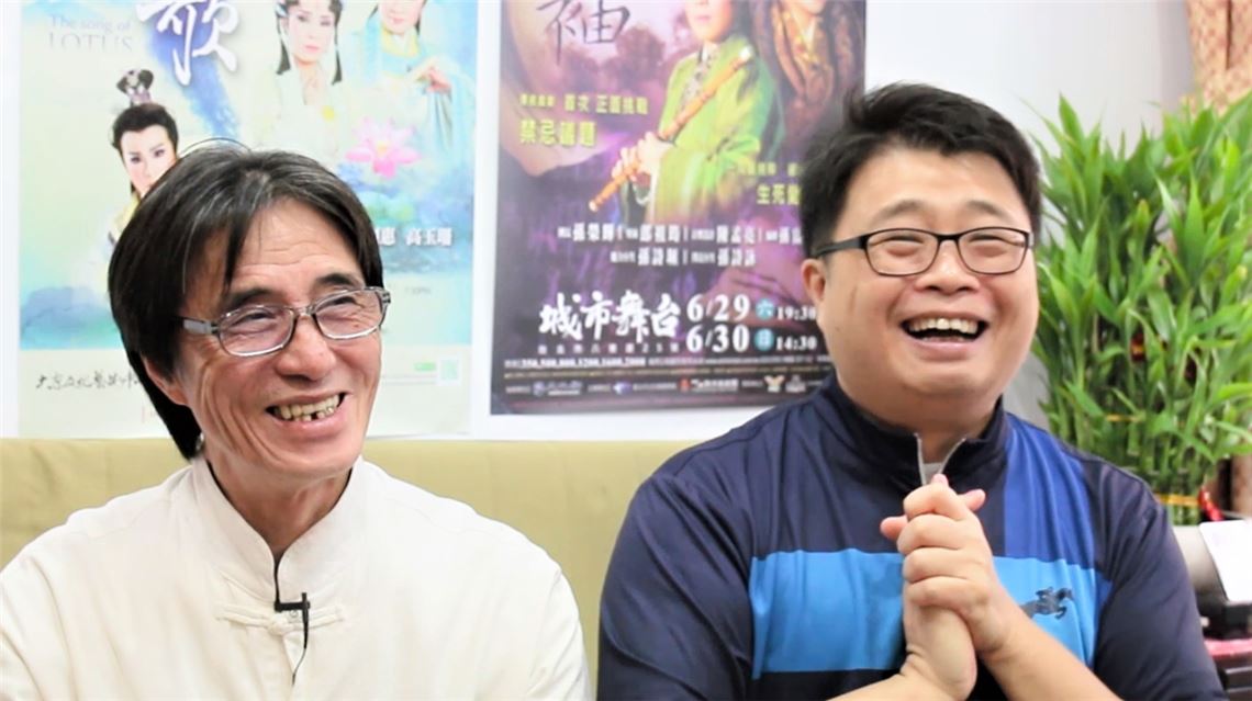一心戲劇團團長孫榮輝(左)，和現任劇團執行長孫富叡(右)，父子情深，一起打拼劇團好成績。