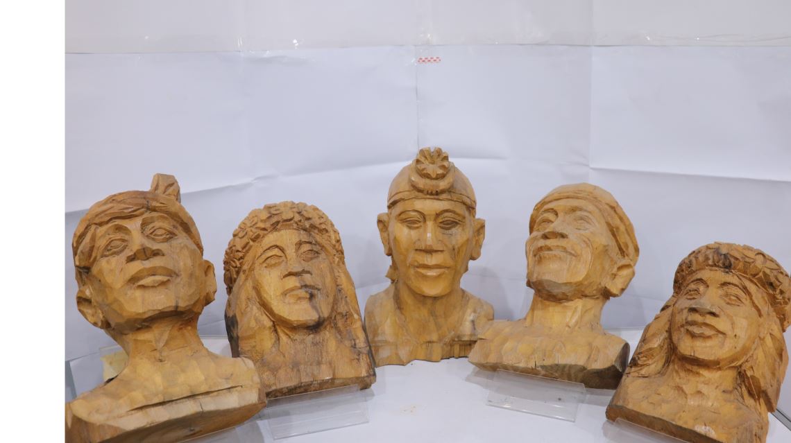 哈古可說是卑南族木雕藝術家代表人物之一，其作品靈感往往來自生活周遭，期望能由木雕創作建立起族人對自我文化的信心。（官佳岫攝）