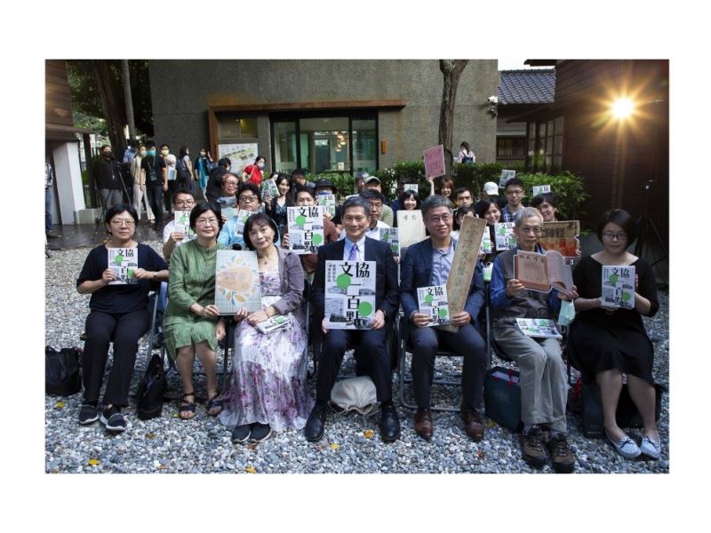 NMTL holds book launch of 'The Guide to the 100 Scenic Spots of Taiwanese Cultural Association'