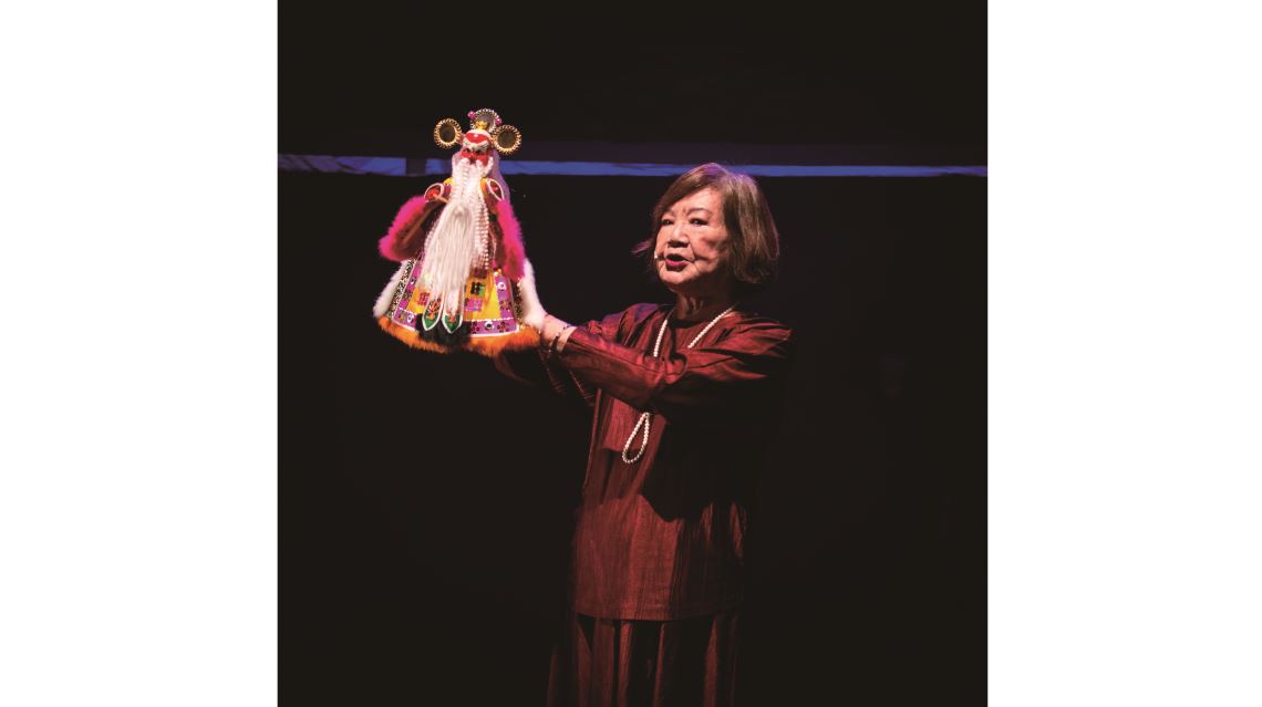 身為臺灣第一的掌中劇女演師，江賜美將一輩子的心力都投注在掌中劇的人偶上。