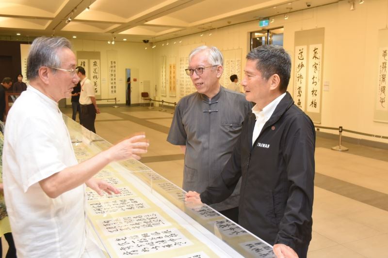 Minister Lee visits SYS Memorial Hall for art, calligraphy