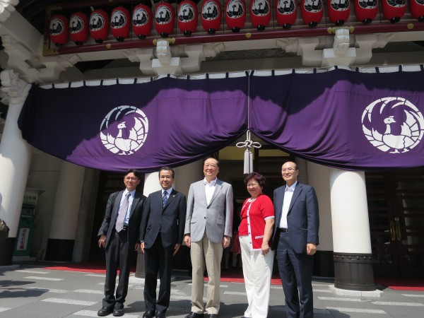  歌舞伎座見学の洪文化部長、伝統文化保存で「日本に学ぶべき」 