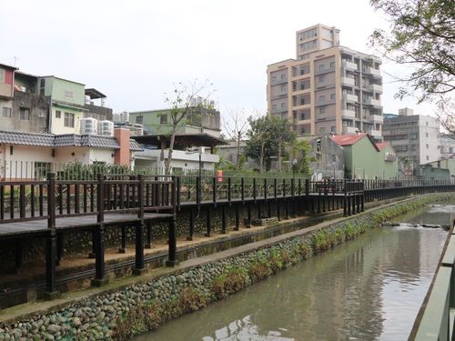 台湾・新北市の水路　日本統治時代の駅舎とともに再生